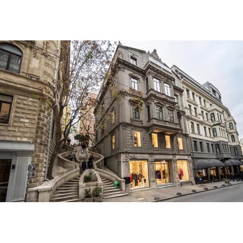 DeCamondo Residence