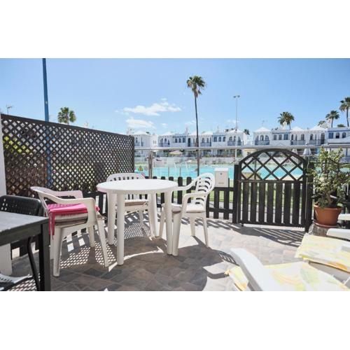 Delightful Bungalow Playmar: Comfort and Convenience in Maspalomas, Steps Away from Shopping Centers and Beaches