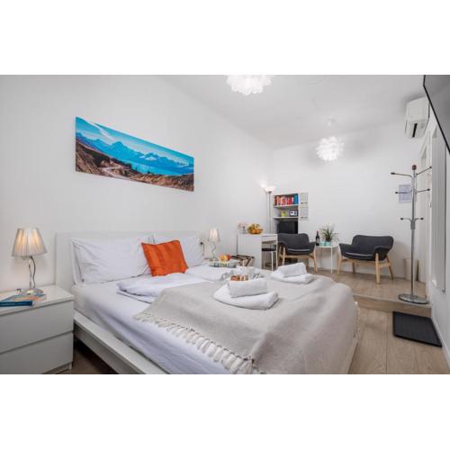 Delta Rooms