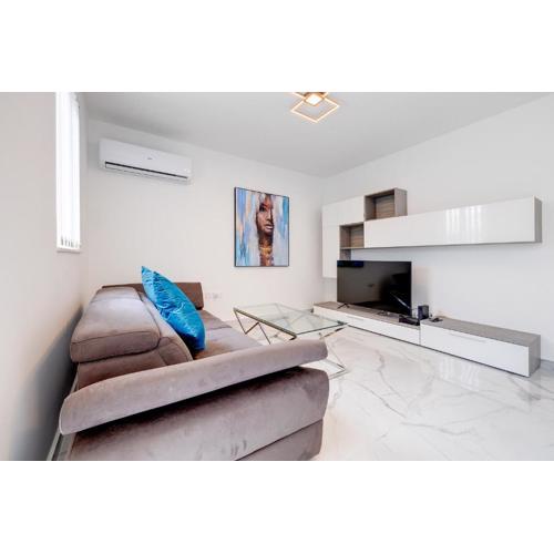 Deluxe Apartment steps to St Georges Bay