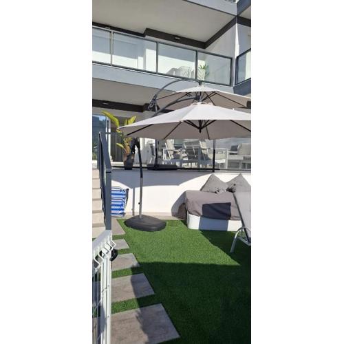 deluxe apartment with garden and sea view