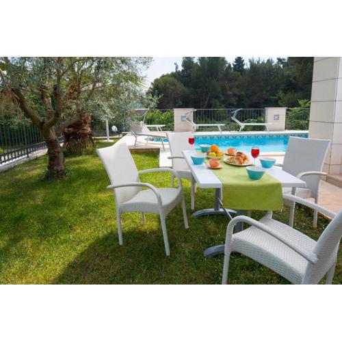 Deluxe Apartment with private Pool - 100m from the sea