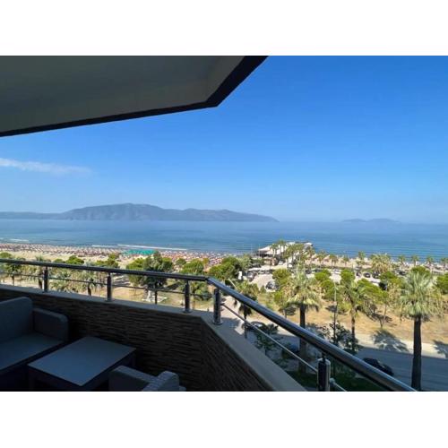 Deluxe Beachfront Apartment by ApartmentsVloraHolidays