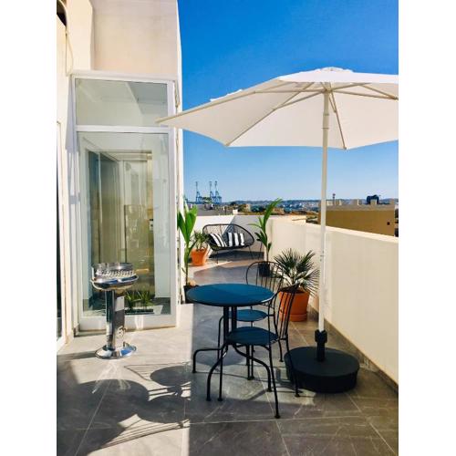 Deluxe Penthouse Charming Location Rooftop Views