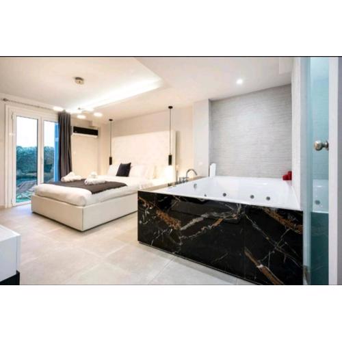 DELUXE ROMANTIC JACUZZI