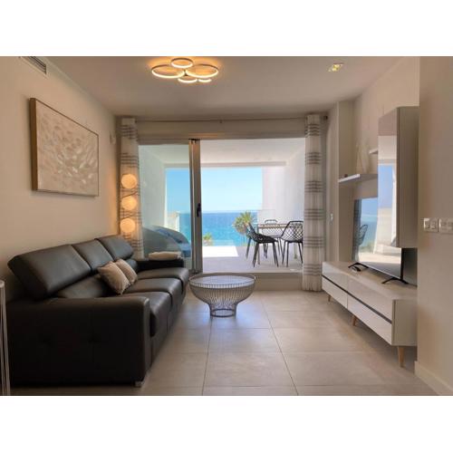 Deluxe sea view apartment with a swimming pool