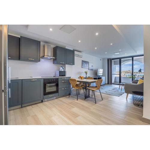 Deluxe Seaview Apartment