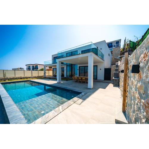 Deniz Manzaralı Geniş Tatil Villası
