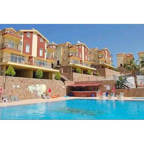 Deniz manzaralı, havuzlu ve Bahçeli triplex villa