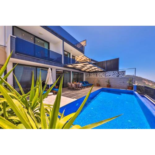 Deniz Manzaralı Havuzlu Villa Kardelen