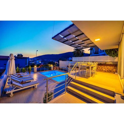 Deniz manzaralı Lara Lüks Villa