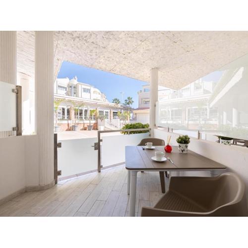 Dentro de Puerto Marina & junto playa & patio