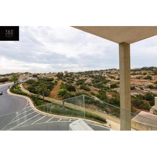 Designer 3BR home, w/ lovely green views & WIFI by 360 Estates