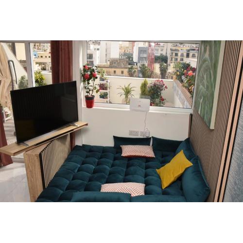 Designer 5 Star Garden Penthouse Hot Tub Marina Skyline
