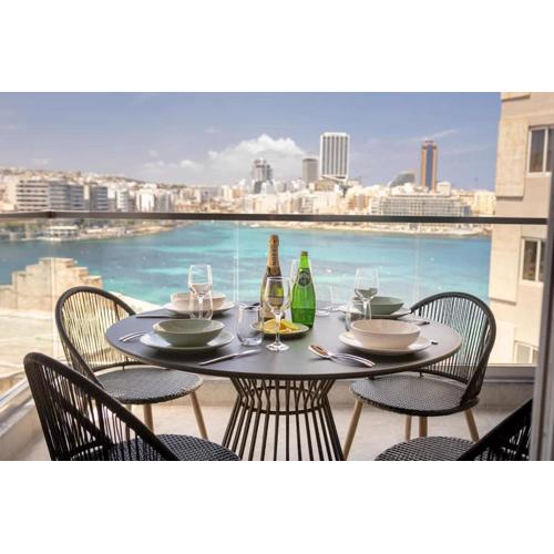 Designer Sea View Apt in Top Location