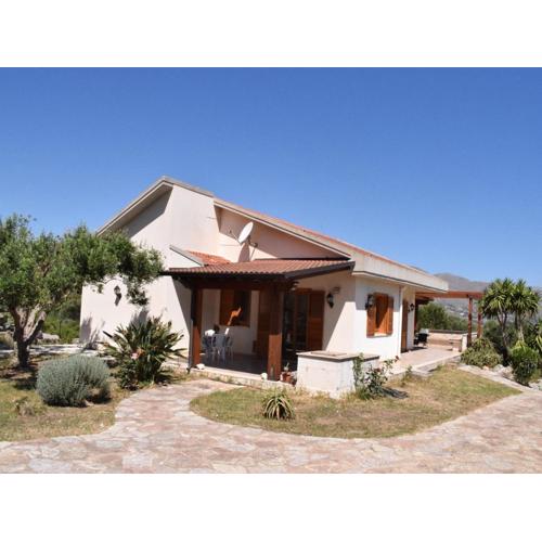 Detached villa located in a residential area a few kilometers from the sea