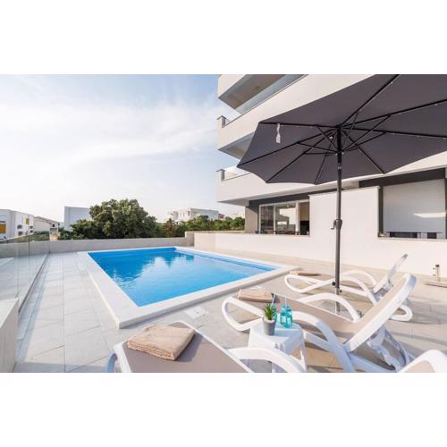 Dino 3, brand new apartment with a pool