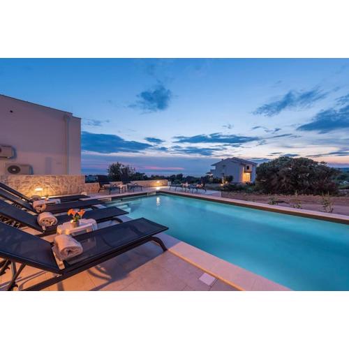 Dino, modern & luxury ap. with a pool for 6