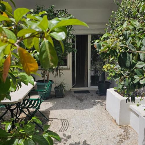 Diocharous garden apartment