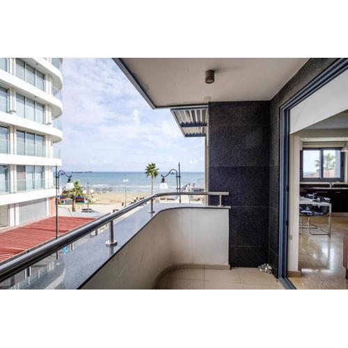 Dios Ponte Finikoudes Beachfront