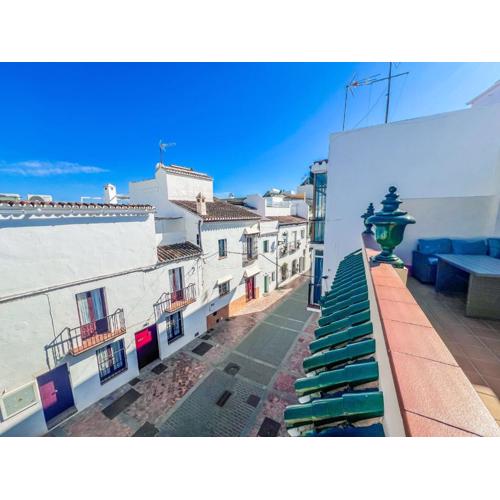 Discover this beautiful penthouse located in the heart of Nerja, on the iconic C