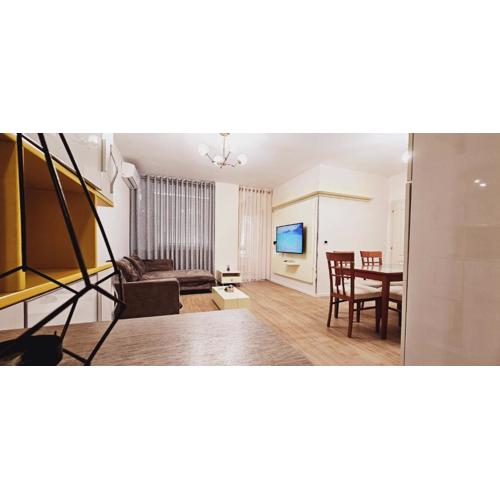 Discover Tirana from our 3-room apartment with free parking-Komuna e Parisit