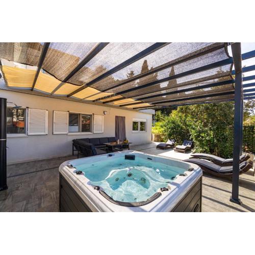 Dolores Apartment with Terrace & Jacuzzi