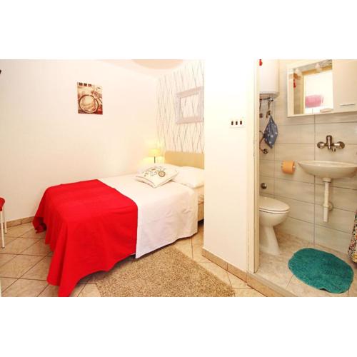 Doppelzimmer max 2 Personen, 12 m , 1 Schlafzimmer mit Doppelbett, klimatisiert mit Kühlschrank und free Wi-Fi