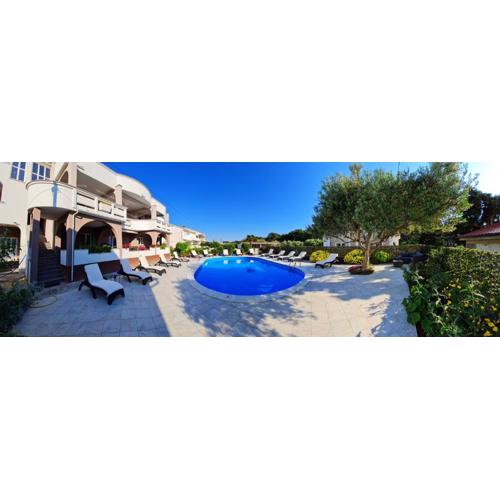 Dotty Apartments with Pool