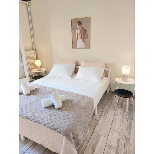Double bed in a room 5\