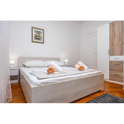 Double bedroom in center