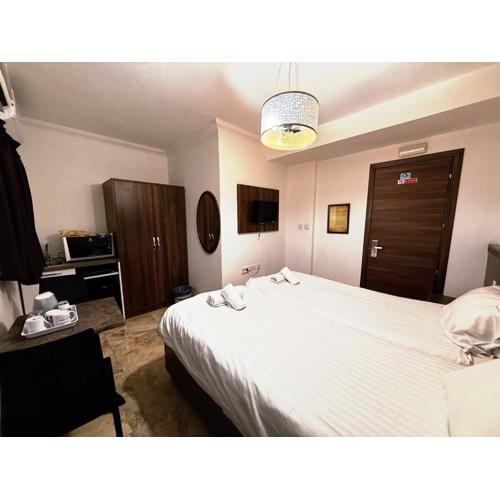 Double Room with ensuite & kitchenette S302