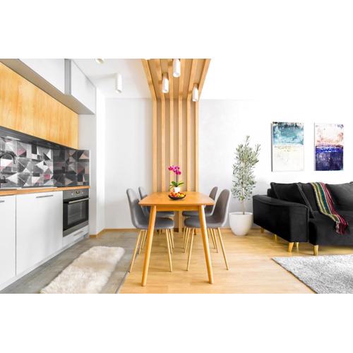Downtown - Netflix - Ac - Next To Metro And Train
