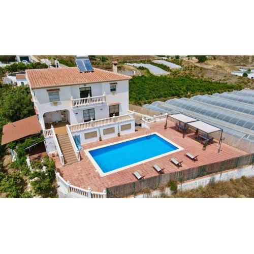 Dream villa with parking, private pool and see views