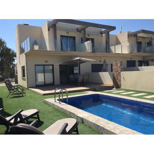 Duplex con piscina individual y vistas al mar en Torrevieja