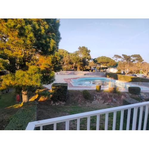 Duplex confortable au cadre verdoyant avec piscine, proche du golf - FR-1-323-493