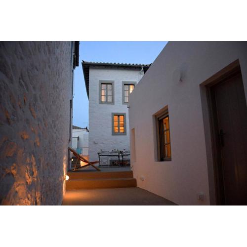 Ecloge, Hydra Island