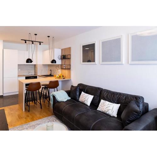 Elegance & Cozy by HOME Apartments, FREE Parking