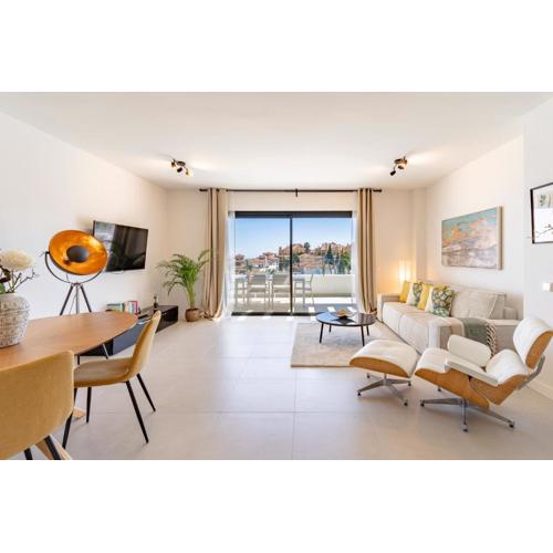 Elegant 3 bed apt with sea view