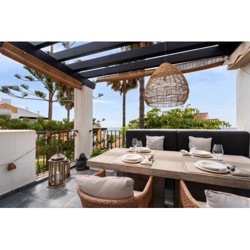 Elegant 5-bedroom apartment- 1 min walk to the beach in Bahía de Marbella