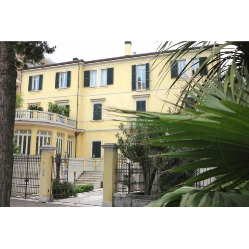 Elegant and quiet apartment in the sea area