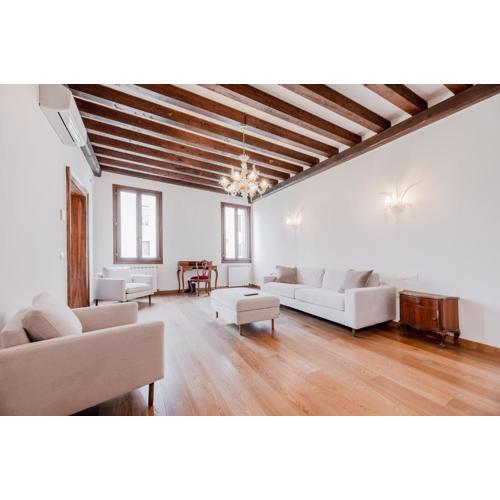 Elegant Apartment 7 minutes from Piazza San Marco!