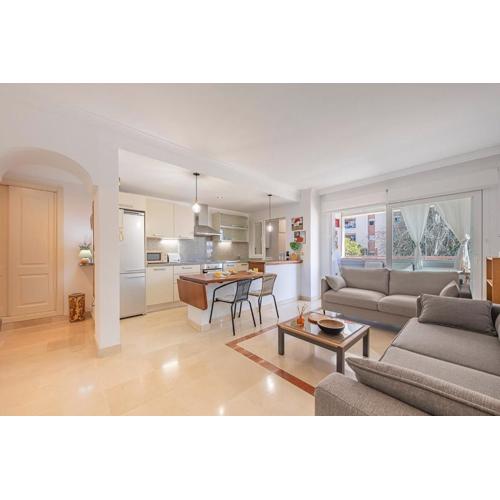 Elegant Apartment, Steps from the Sea with Parking Included