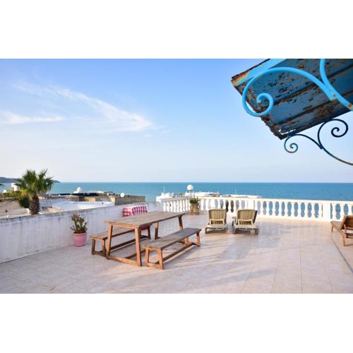 Élégant Appartement à La Marsa avec Vue sur Mer Et une Grande Terrasse Privée