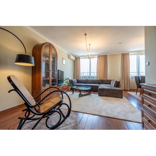 Elegant Aristocratic 2 BDRM Flat, TOP Location