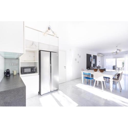 Elegant Coastal Haven Fully Renovated 3-Bedroom Apartment