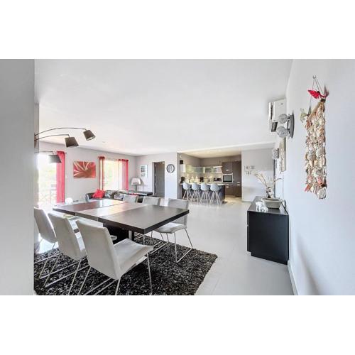 Elegant Design Apt With Balcony And Pool