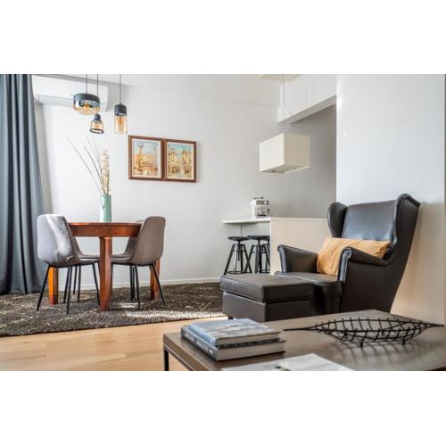 Elegant Getaway Near Iconic Eagles\