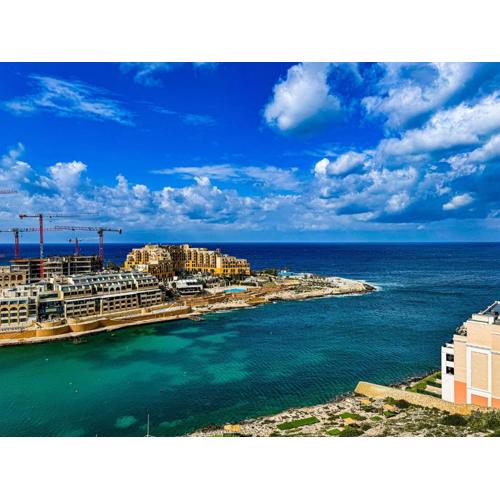 Elegant Penthouse with 5 Terraces & 180 Views in St Julian\
