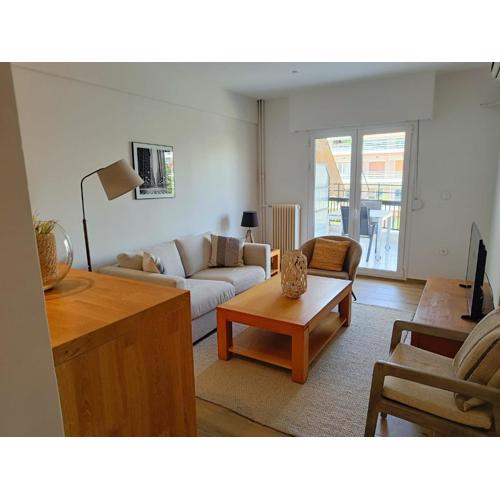 Elegant Renovated 1-Bedroom Flat with Park View